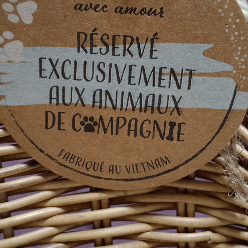 NEW Pet Basket with French Label NEW